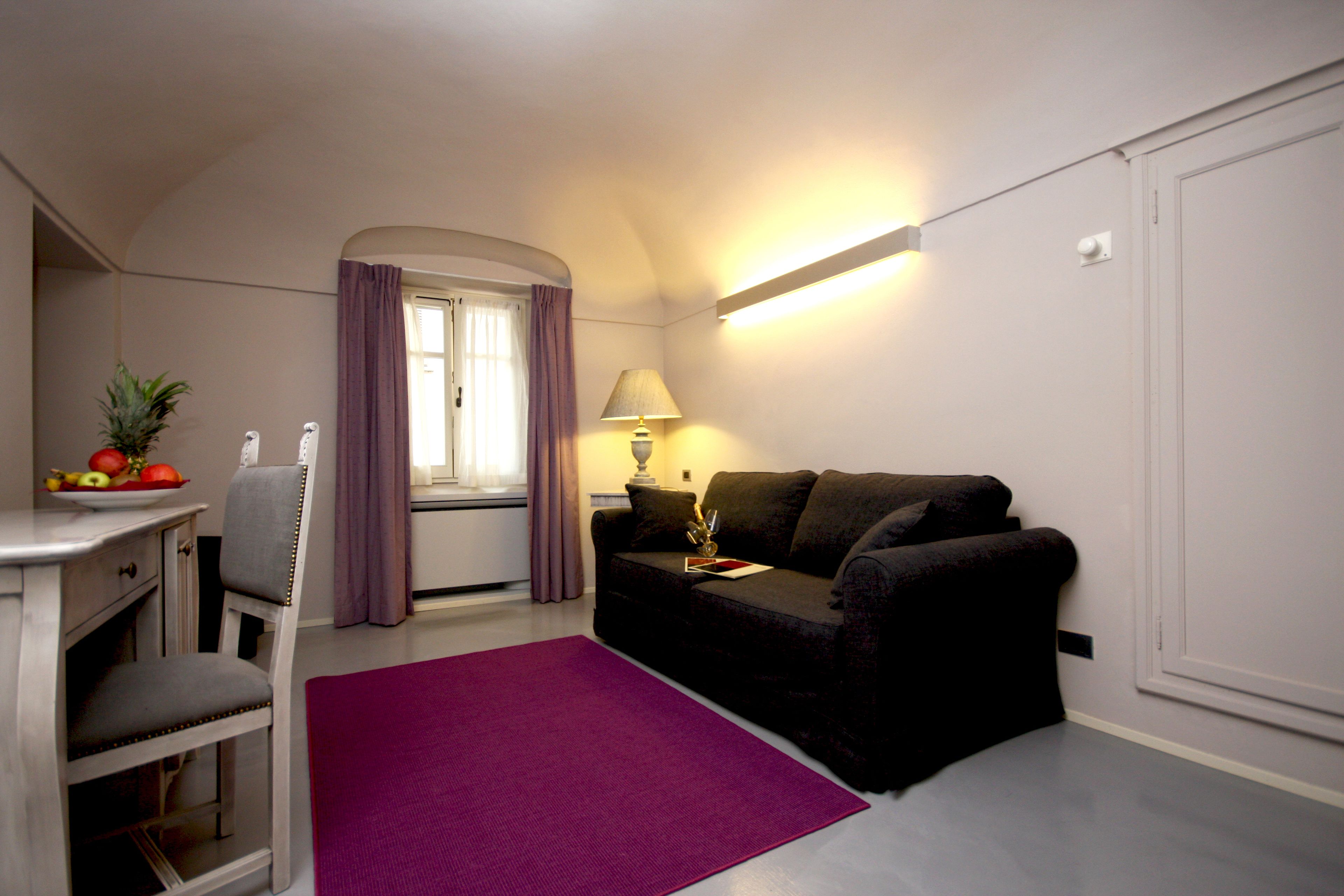 Deluxe-Dreibettzimmer | Wohnzimmer | Flachbildfernseher