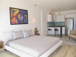 Monolocale, 1 letto king, balcone | Una cassaforte in camera, con stile personalizzato, ferro/asse da stiro