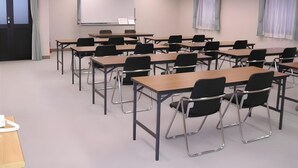A classroom with rows of desks and chairs, a whiteboard, and a projector screen. - Hotel NEW Shizuoka (Shizuoka)