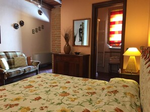 Premium bedding, down duvets, desk, blackout curtains - Cascina Baresane (Alba)