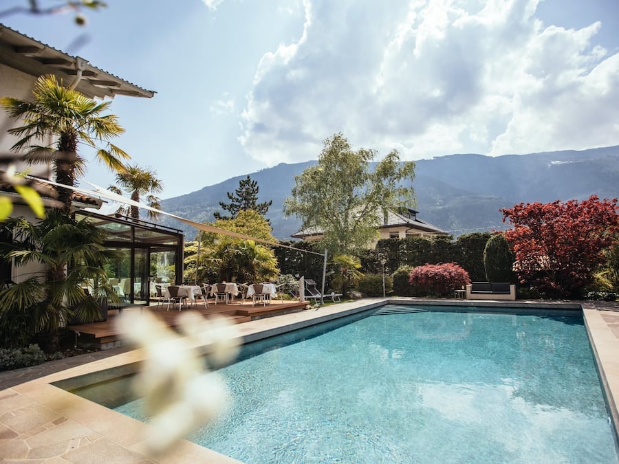 Piscine extérieure, chaises longues