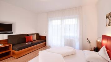 Junior Suite, Patio | Hypo-allergenic bedding, in-room safe, desk, free WiFi