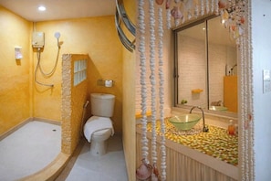 Familienzimmer | Badezimmer | Dusche, kostenlose Toilettenartikel, Haartrockner, Hausschuhe