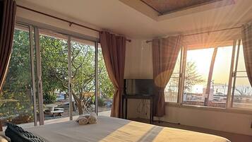 Blackout drapes, rollaway beds, free WiFi