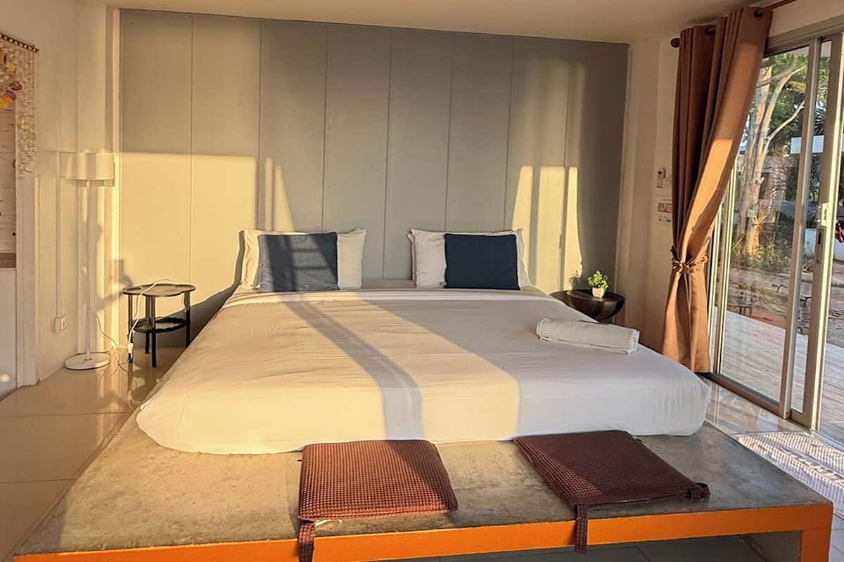 Standard Double Seaview With Garden | Blackout drapes, rollaway beds, free WiFi