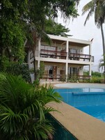 遮光窗帘、折叠床/加床（额外收费）、免费 WiFi