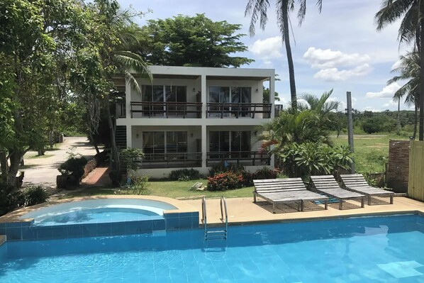 Una piscina al aire libre