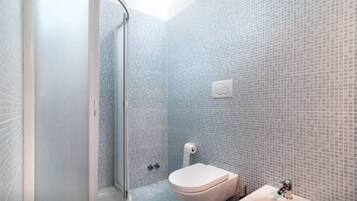 Tripla Basic, frigorifero | Bagno | Doccia, set di cortesia gratuito, asciugacapelli