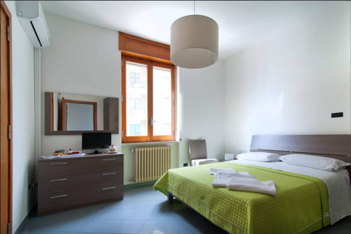 Basic Triple Room, Refrigerator | Premium bedding, in-room safe, iron/ironing board, cribs/infant beds