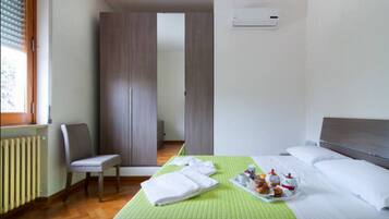 Tripla Basic, frigorifero | Biancheria da letto di alta qualità, una cassaforte in camera