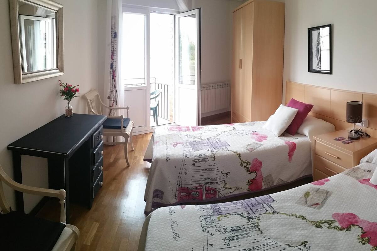 Chambre avec lits jumeaux, salle de bains commune