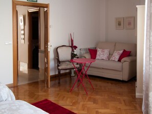 Zweibettzimmer, Gemeinschaftsbad | Wohnbereich