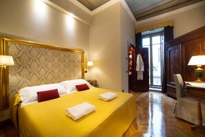 Minibar, in-room safe, desk, laptop workspace - Boutique B&B Torre De' Conti (Florence)