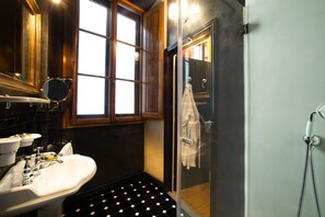 Minibar, Zimmersafe, Schreibtisch, laptopgeeigneter Arbeitsplatz