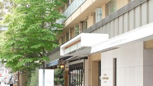 A modern hotel with a clean facade, large windows, and a well-maintained outdoor area with potted plants. - Hotel Garden Square Shizuoka (Shizuoka)