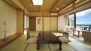 Uma sala de reuniões tradicional no estilo japonês, com tatames, uma mesa baixa e portas deslizantes.
