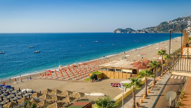 A beachside hotel with a terrace, beach umbrellas, and a view of the sea. - Caudullo (Letojanni)