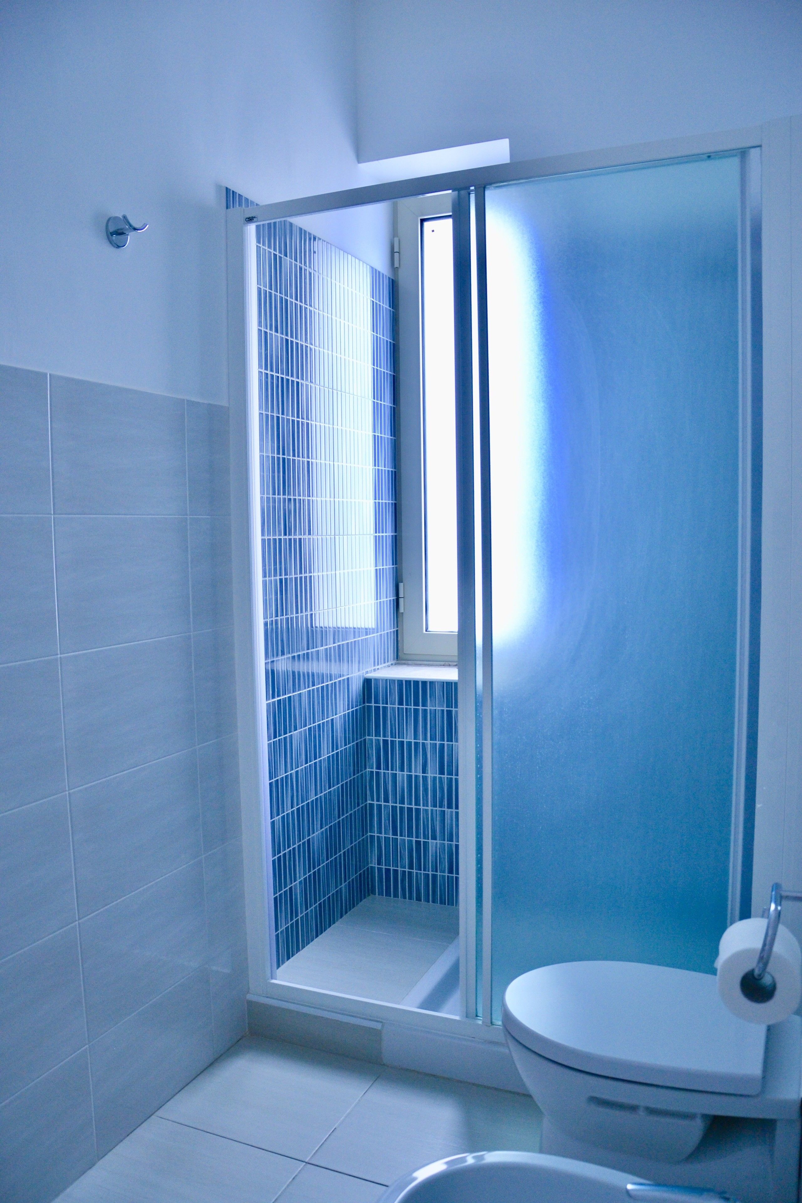 Dusche, Komfortbadewanne, Regendusche, kostenlose Toilettenartikel