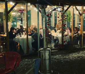 Outdoor dining - HPG Griffintown (Montreal)