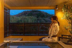 Bañera de hidromasaje al aire libre