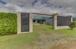 Vista frontal de la propiedad