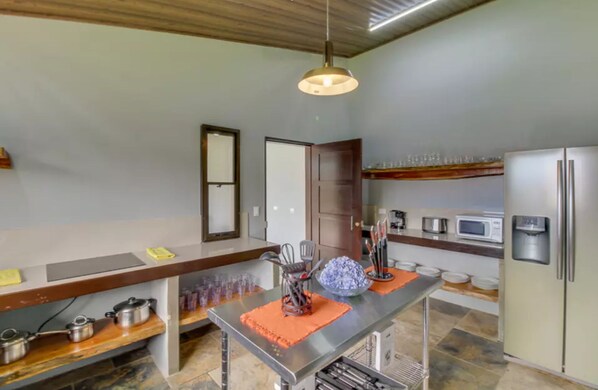 Casa Confort, 4 habitaciones, para no fumadores | Cocina privada | Refrigerador, microondas, cafetera y tetera y utensilios de cocina