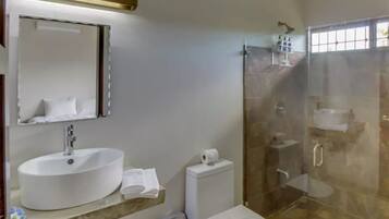 Comfort House, 4 Bedrooms, Non Smoking | Bathroom | Shower