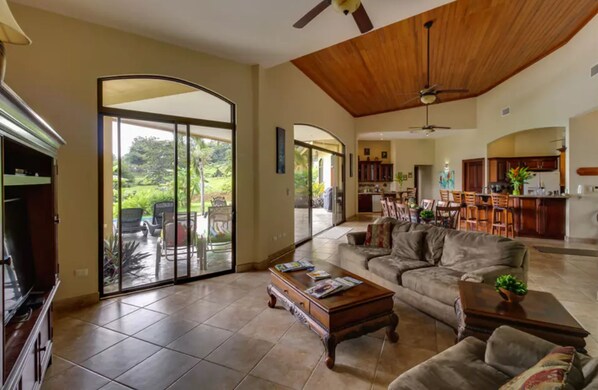 Flachbildfernseher, Netflix, DVD-Player