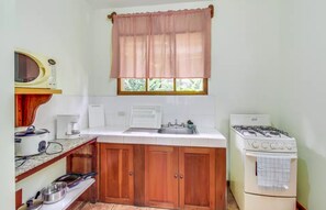 Comfort Villa, 3 Bedrooms, Non Smoking | Private kitchenette