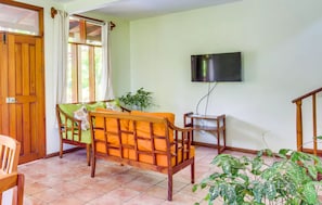 Comfort Villa, 3 Bedrooms, Non Smoking | Living area | Flat-screen TV