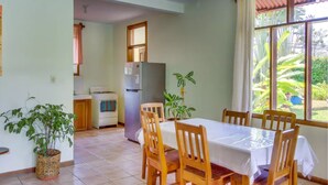 Comfort Villa, 3 Bedrooms, Non Smoking | In-room dining - Villa Nasua Condominium 2 (Jacó)
