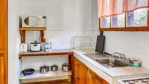 Comfort Villa, 3 Bedrooms, Non Smoking | Private kitchenette | Coffee/tea maker, fridge, microwave, oven - Villa Nasua Condominium 2 (Jacó)
