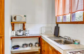 Comfort Villa, 3 Bedrooms, Non Smoking | Private kitchenette | Fridge, microwave, oven, stovetop