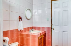Comfort Villa, 3 Bedrooms, Non Smoking | Bathroom sink