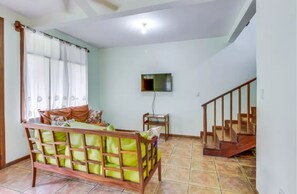 Comfort villa, 3 slaapkamers, niet-roken | Woonruimte | Een flatscreentelevisie