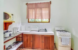 Comfort villa, 3 slaapkamers, niet-roken | Privékitchenette | Een koelkast, een magnetron, een oven, een kookplaat