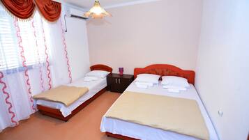 Apartemen, 2 kamar tidur, area halaman | 1 kamar tidur, meja kerja, setrika/meja setrika, dan Wi-Fi gratis