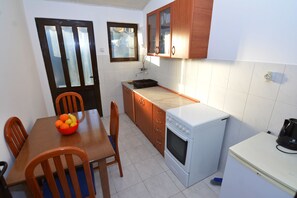 Appartement, 1 chambre, terrasse, côté jardin | Cuisine privée | Réfrigérateur, surface de cuisson, vaisselle et ustensiles