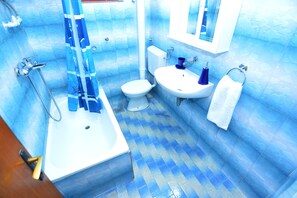 Căn hộ, 2 phòng ngủ, khu vực sân vườn | Phòng tắm | Đồ dùng nhà tắm miễn phí, máy sấy tóc, khăn tắm, giấy vệ sinh 