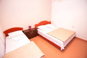 Căn hộ, 2 phòng ngủ, khu vực sân vườn | 1 phòng ngủ, bàn, bàn ủi/dụng cụ ủi quần áo 