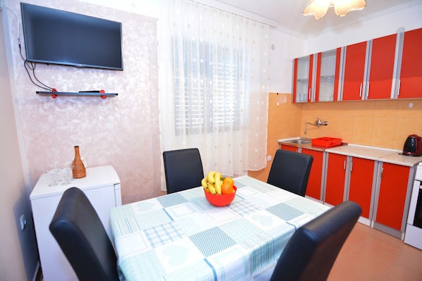 Appartement, 2 chambres, côté cour intérieure | Repas dans la chambre