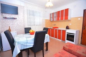 Apartment, 2 Bedrooms, Courtyard Area | In-room dining