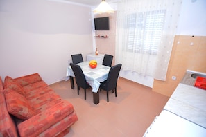 Appartement, 2 chambres, côté cour intérieure | Aire de séjour | Téléviseur à écran plat