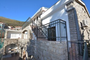 Property entrance - Apartments Jovana (Petrovac)