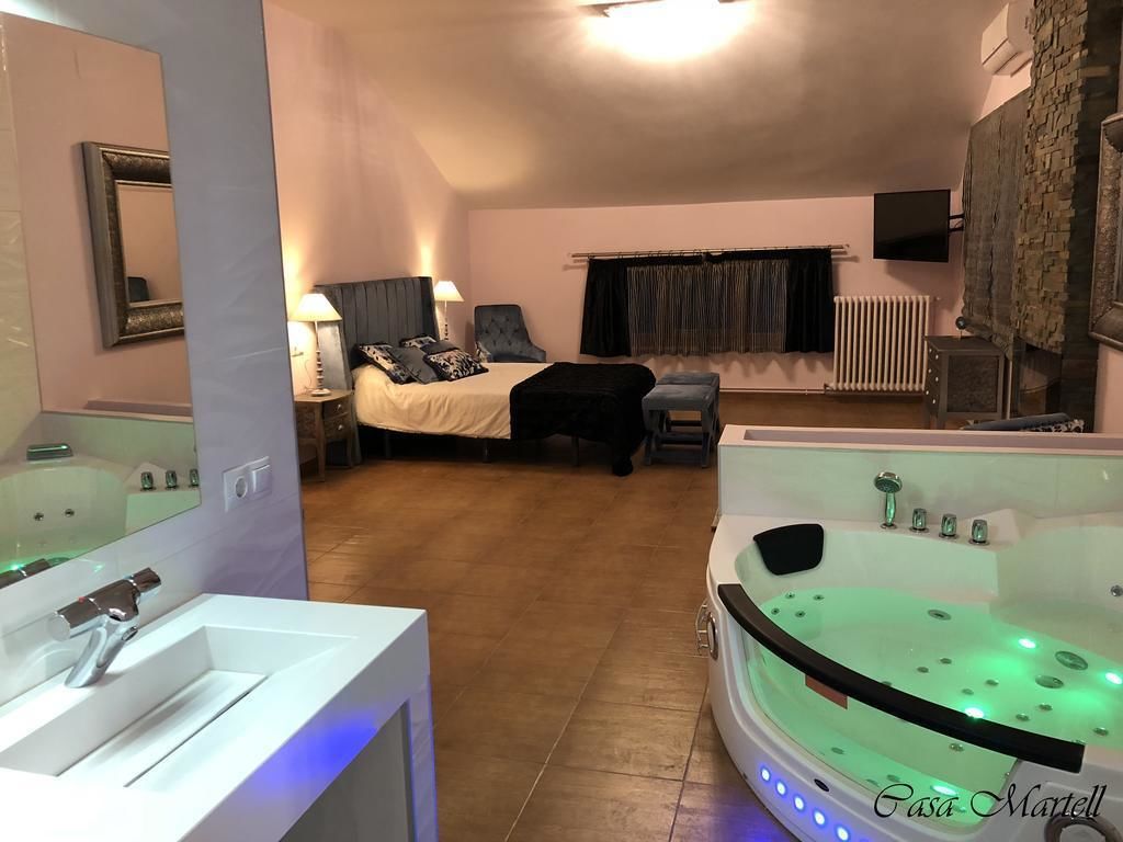 Suite, bañera de hidromasaje | Escritorio, cortinas opacas, wifi gratis y ropa de cama