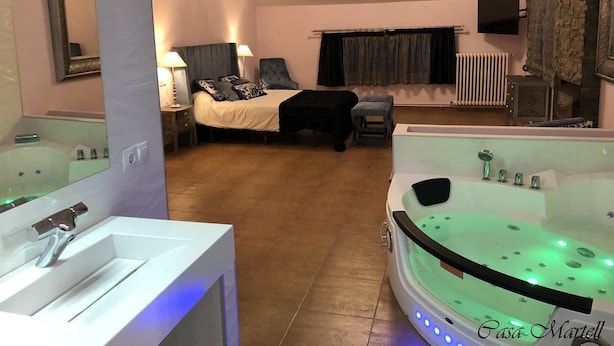 Suite, banyera d'hidromassatge | Escriptori, cortines opaques, wifi gratuïta i roba de llit 