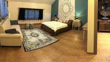 Deluxe Double Room | Meja, langsir/tirai gelap terus, Wi-fi percuma, cadar katil