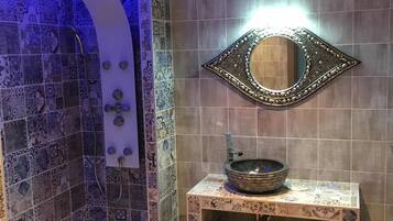 Kelengkapan dandanan diri percuma, pengering rambut, tuala disediakan