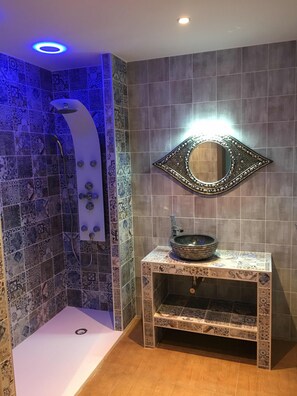 Articles de toilette gratuits, sèche-cheveux, serviettes fournies