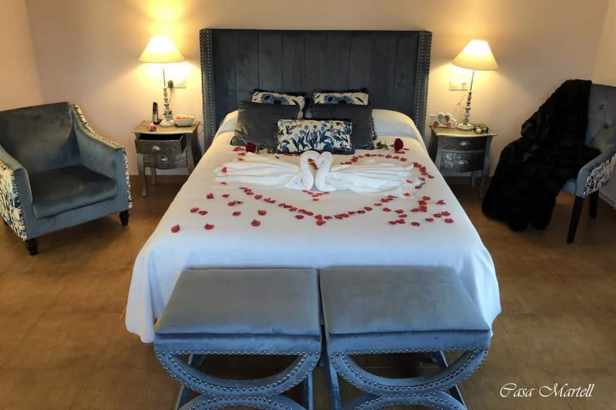 Suite, Hot Tub | Desk, blackout curtains, free WiFi, bed sheets